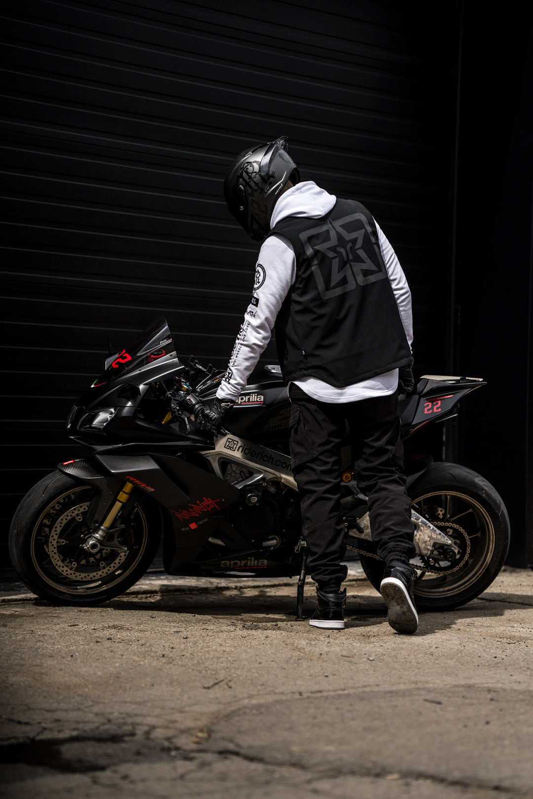 Scarboro™ Armoured Softshell Vest {Emblem/Black}