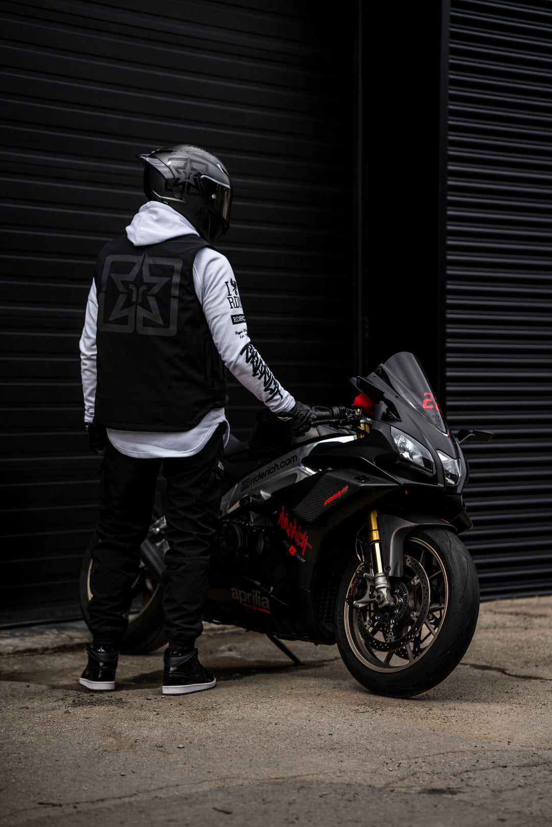 Scarboro™ Armoured Softshell Vest {Emblem/Black}